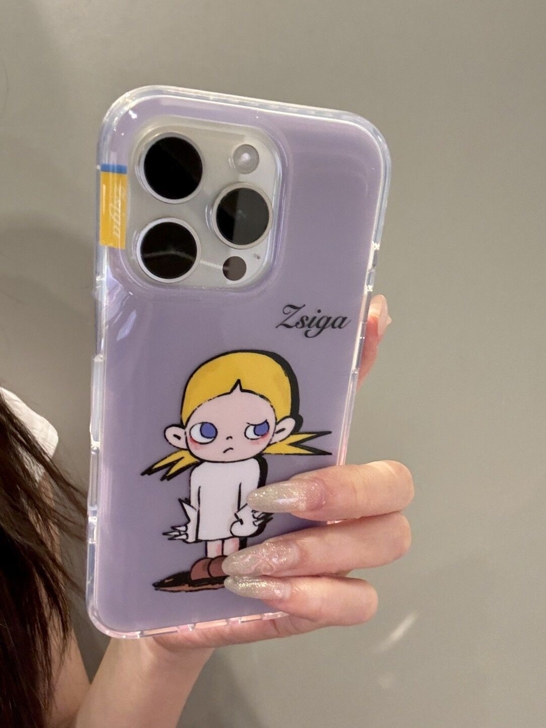 紫色黄发冷酷女孩适用苹果16Promax大孔15手机壳vivo华为oppo小米