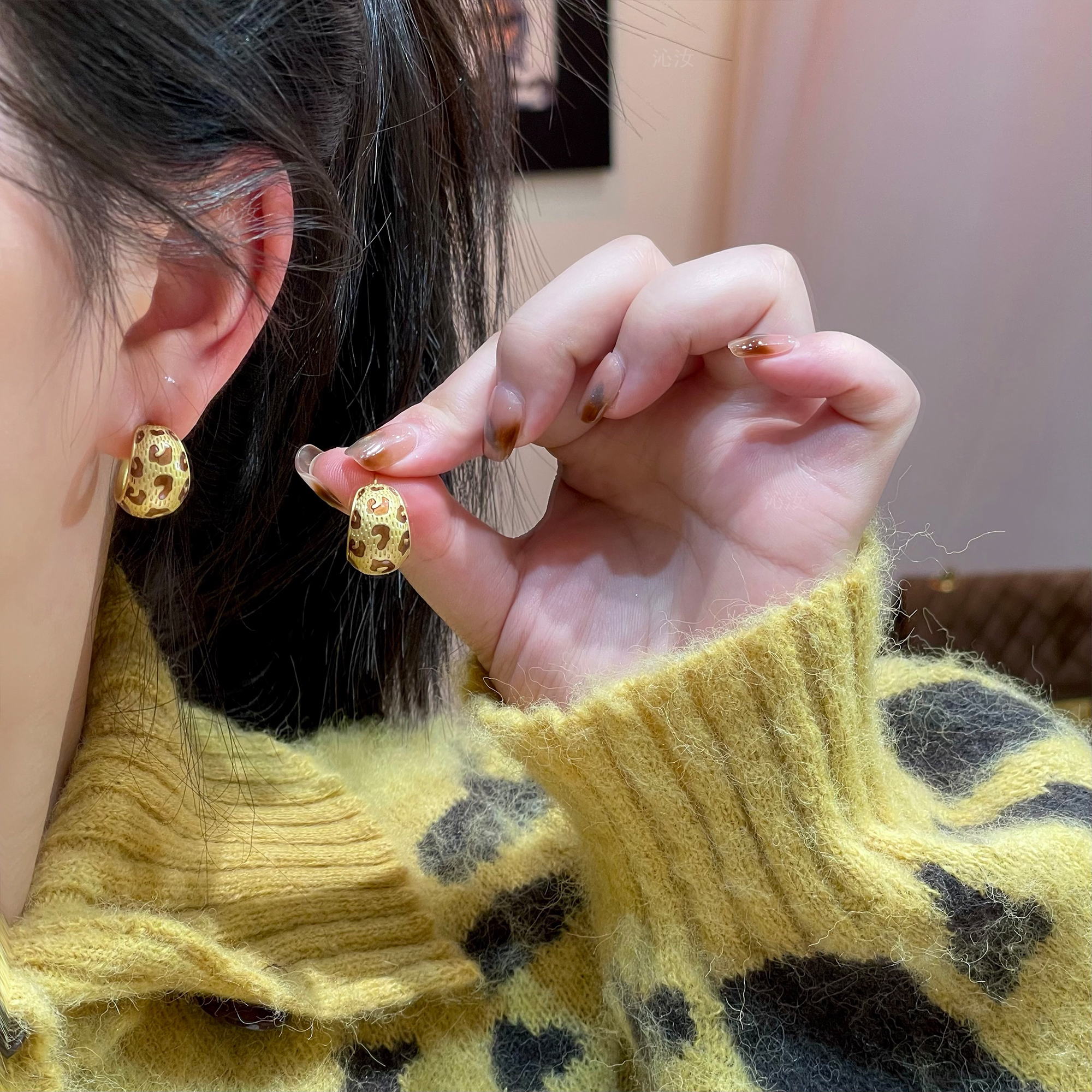 铜合金耳饰 【沁汝饰品】FM735豹纹暖色耳钉气质小众设计经典时尚