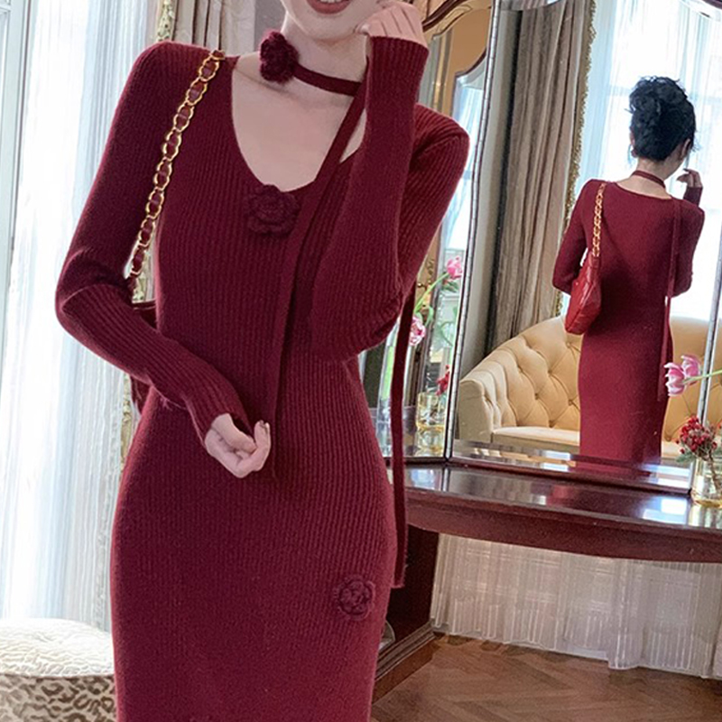法式V领立体花朵针织连衣裙送围脖红色长袖打底裙修身显瘦毛衣裙