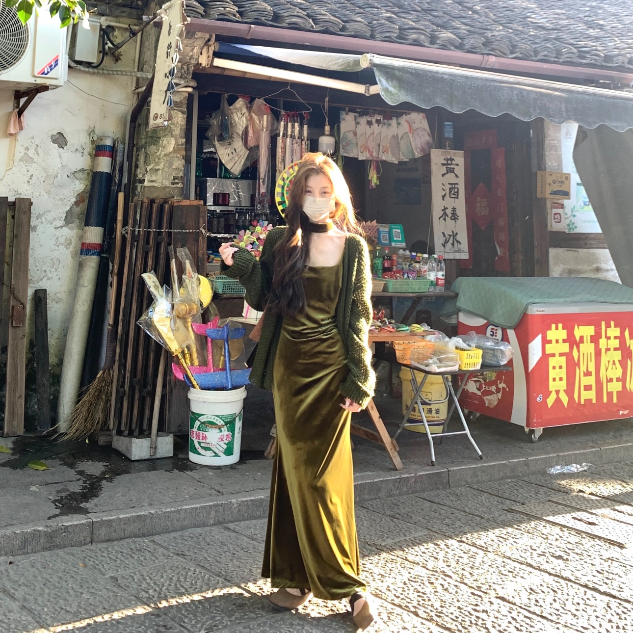 早秋搭配一整套女镂空绿色针织开衫清冷感显瘦丝绒吊带连衣裙套装