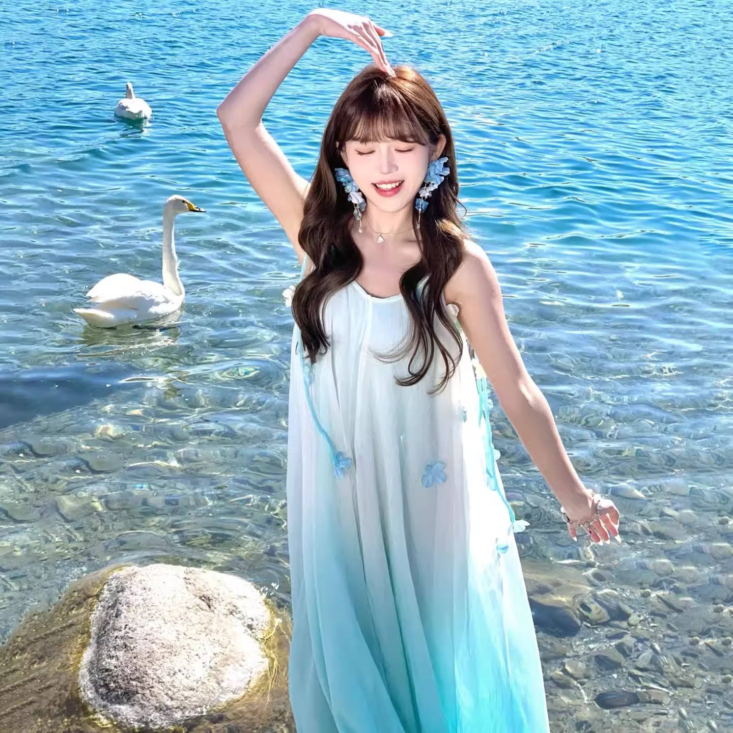 新疆赛里木湖旅游穿搭超仙渐变蓝吊带连衣裙女夏海边度假气质长裙