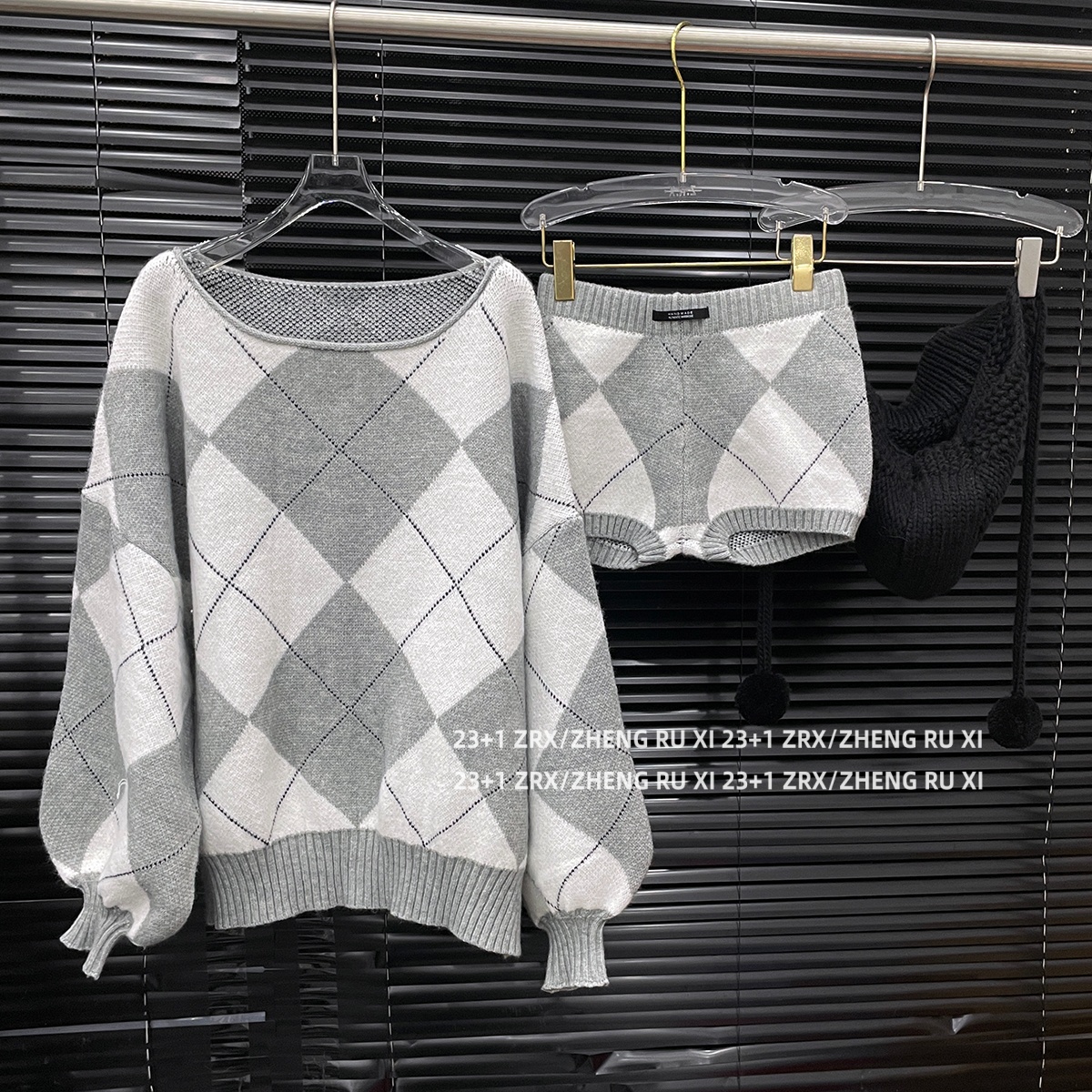付新博女装毛衣三件套装女小众设计菱格子针织衫+短裤+帽子15415