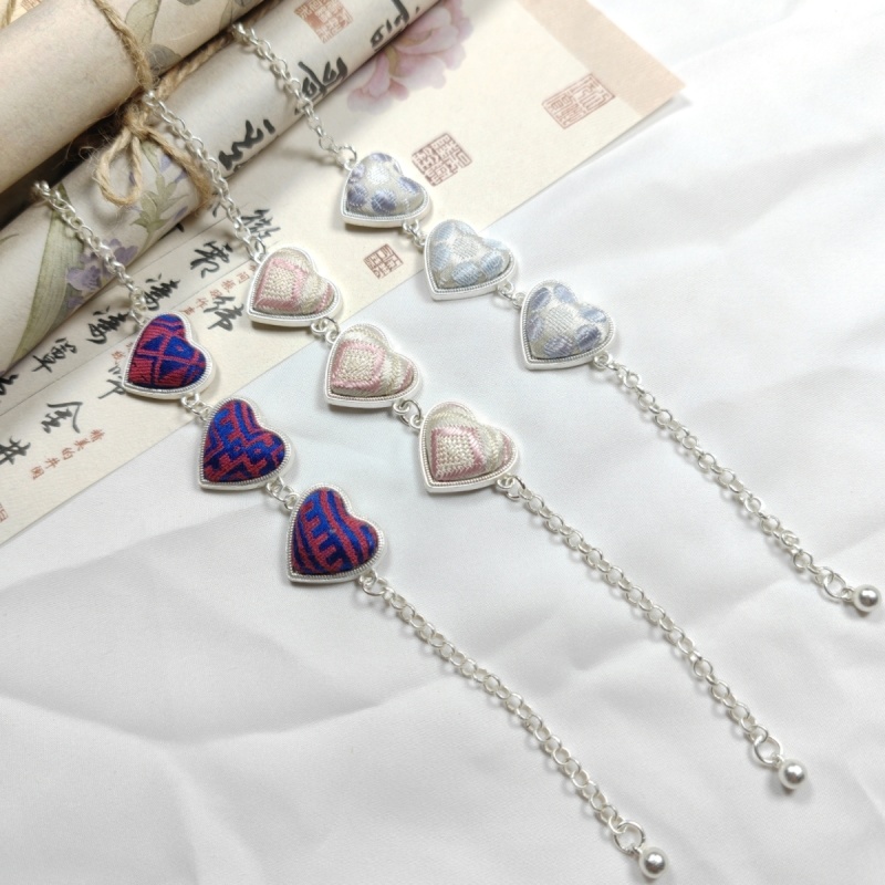 合金布艺手链 非遗壮锦手工缝制ins爱心手链饰品百搭小众纪念品