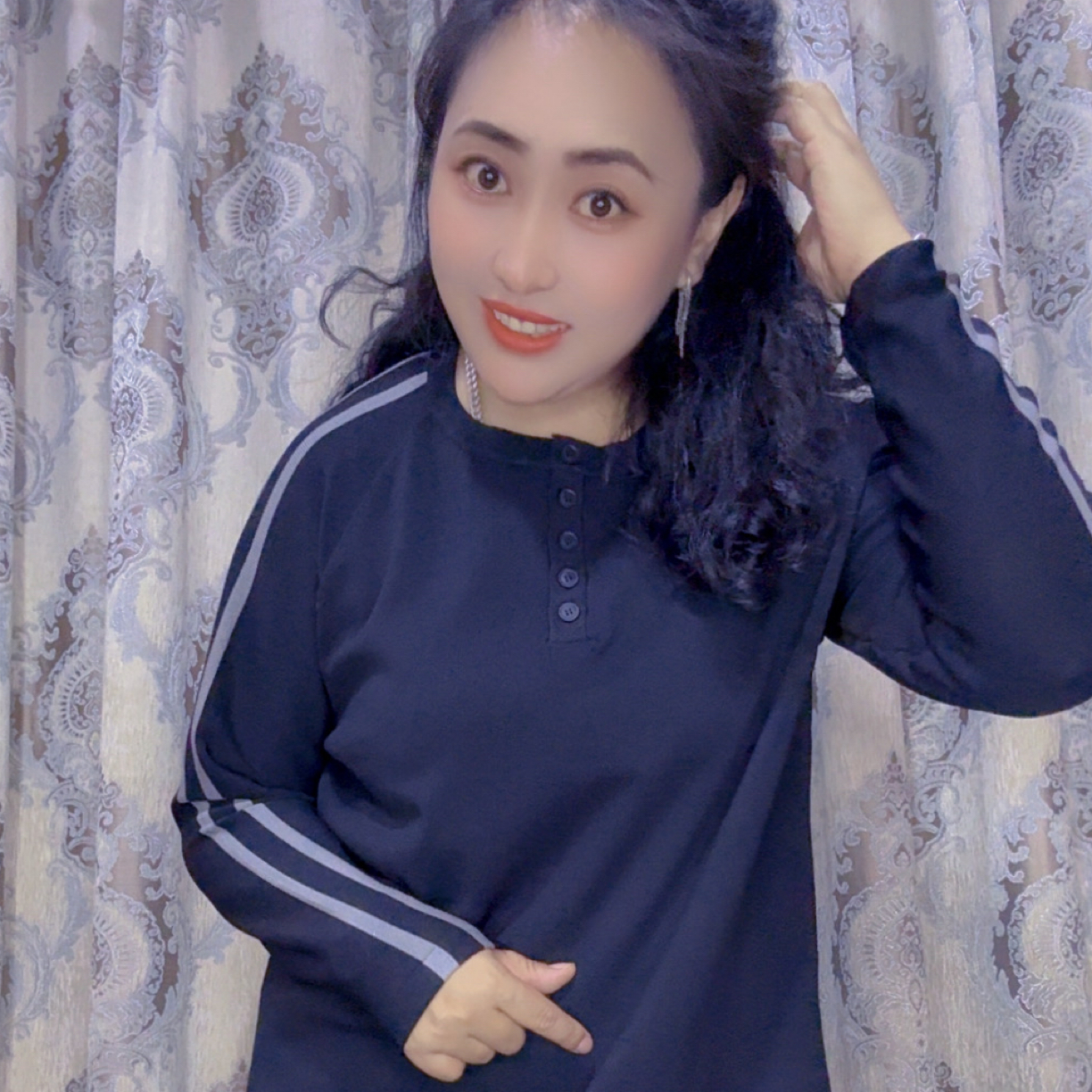 玉珍同款圆领扣子短款针织上衣