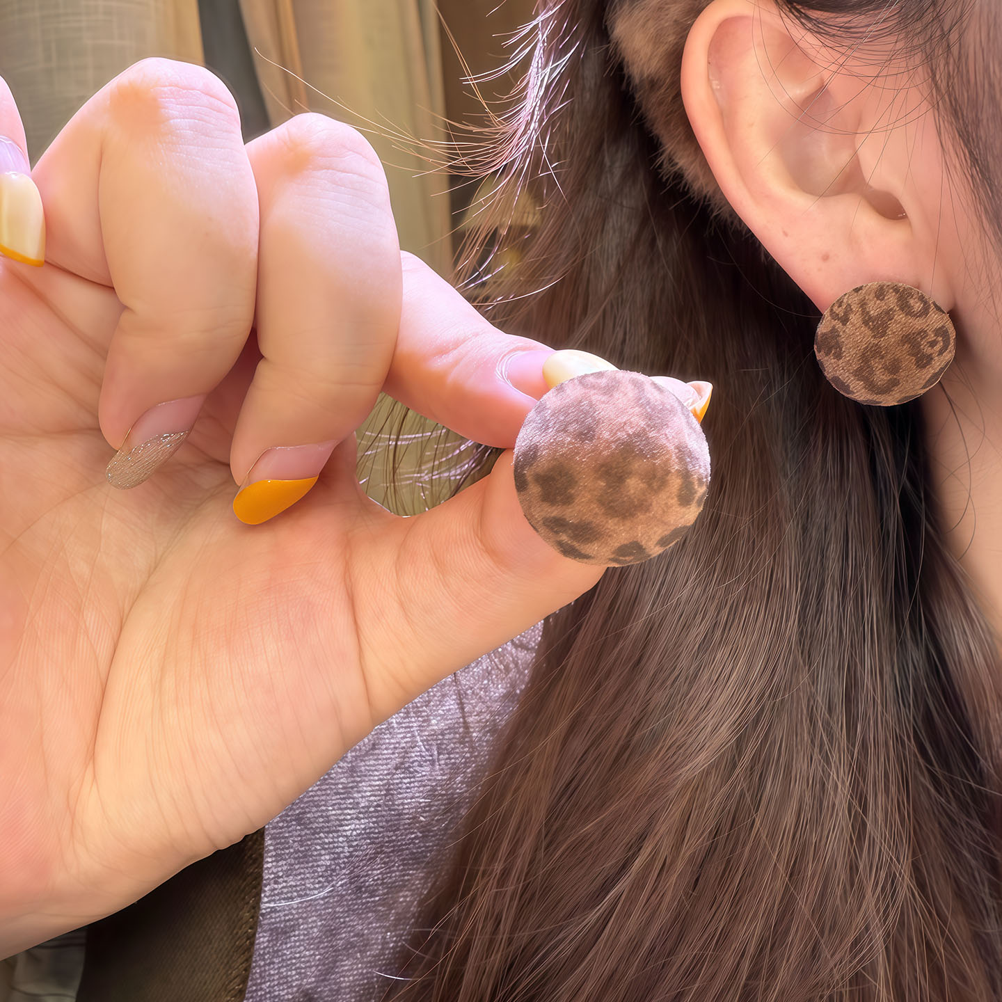铜合金布艺耳饰 秋冬植绒豹纹圆形耳钉女气质温柔设计感百搭耳环