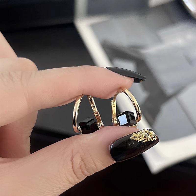 铜合金耳饰 港风设计高级感不规则黑色锆石耳扣时尚气质轻奢耳环
