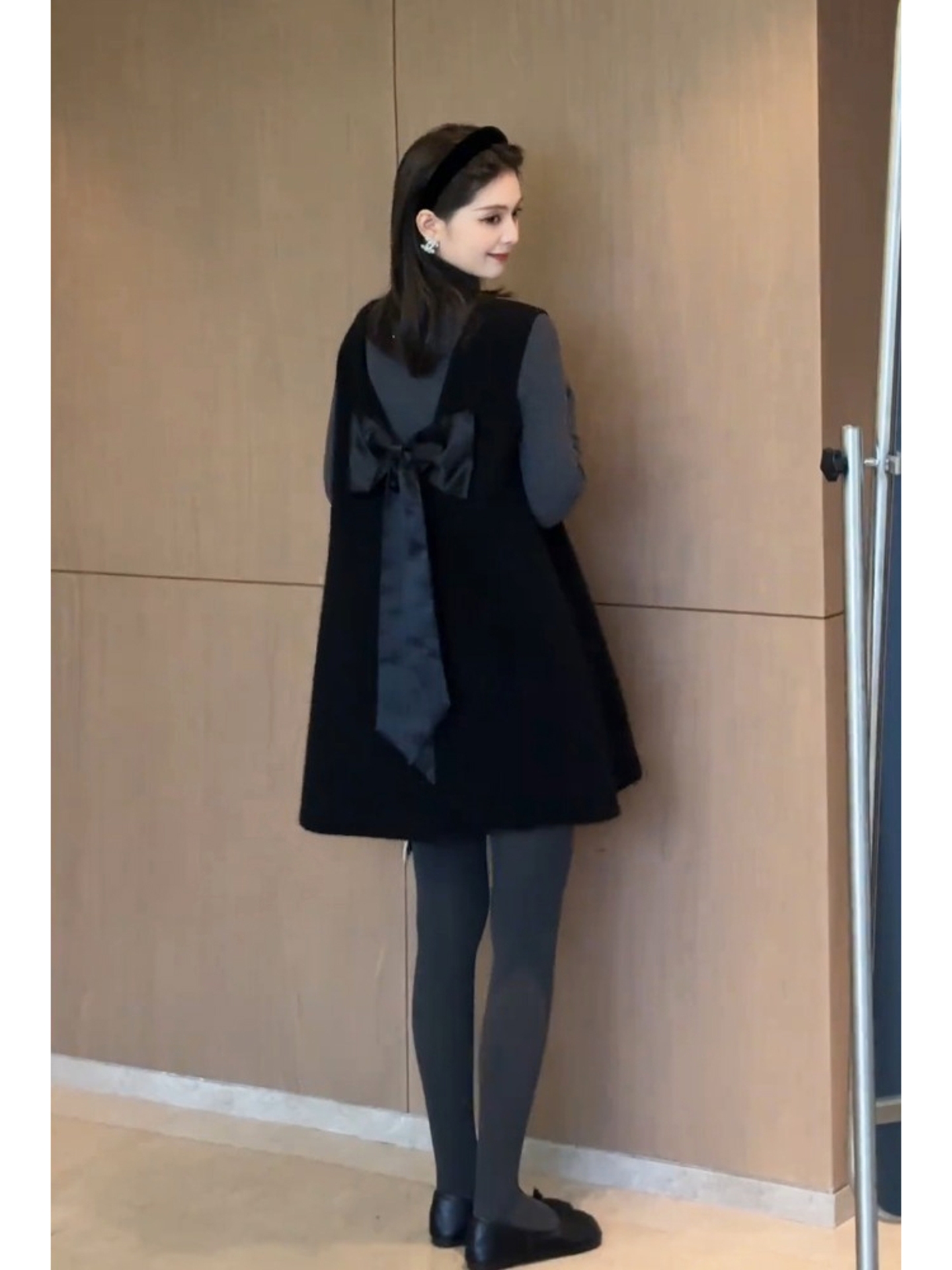 巨好看的裙子冬配大衣气质叠穿高端法式小香风黑色马甲背心连衣裙