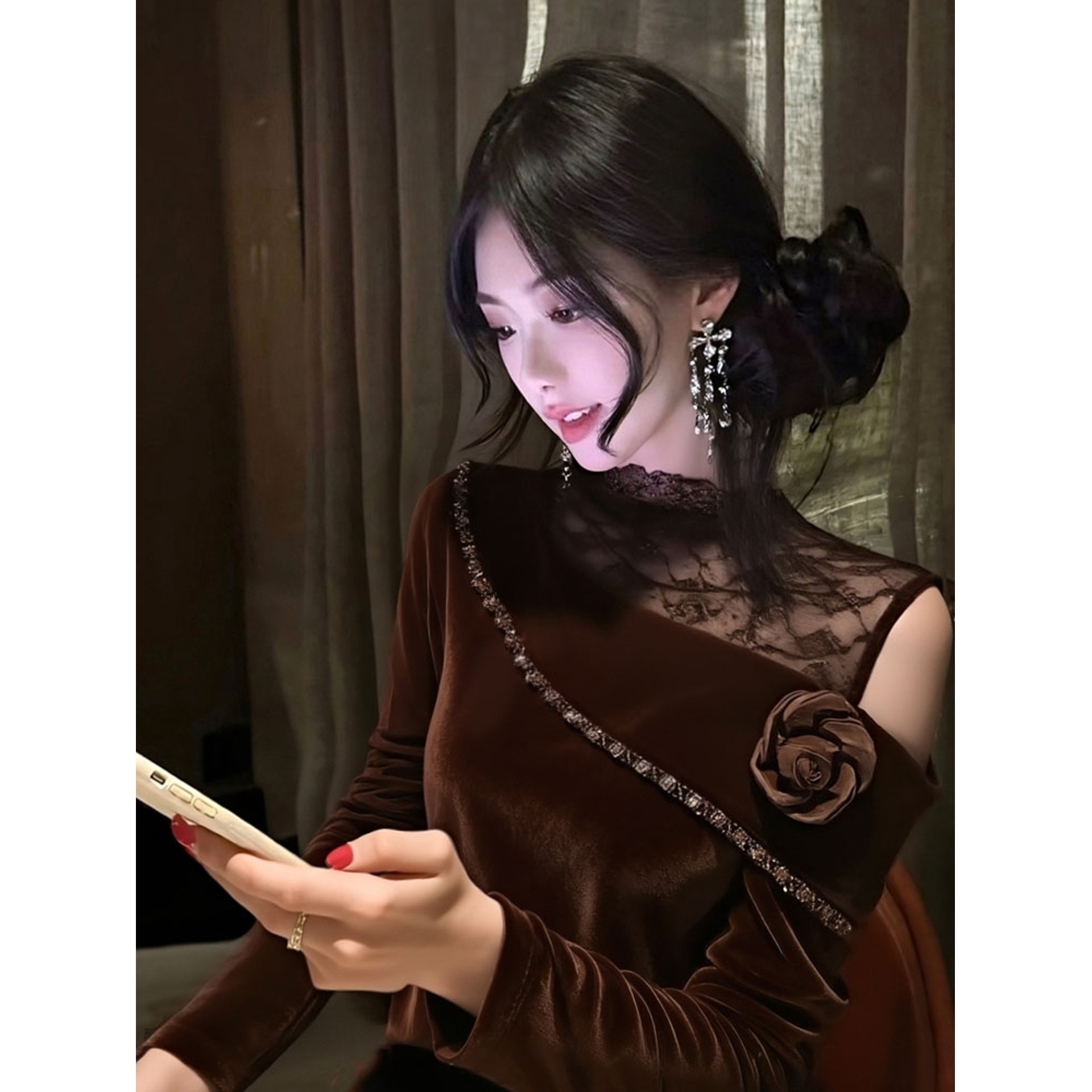 2025冬季新款时尚法式高级感斜肩立体花朵咖色蕾丝拼接丝绒上衣女