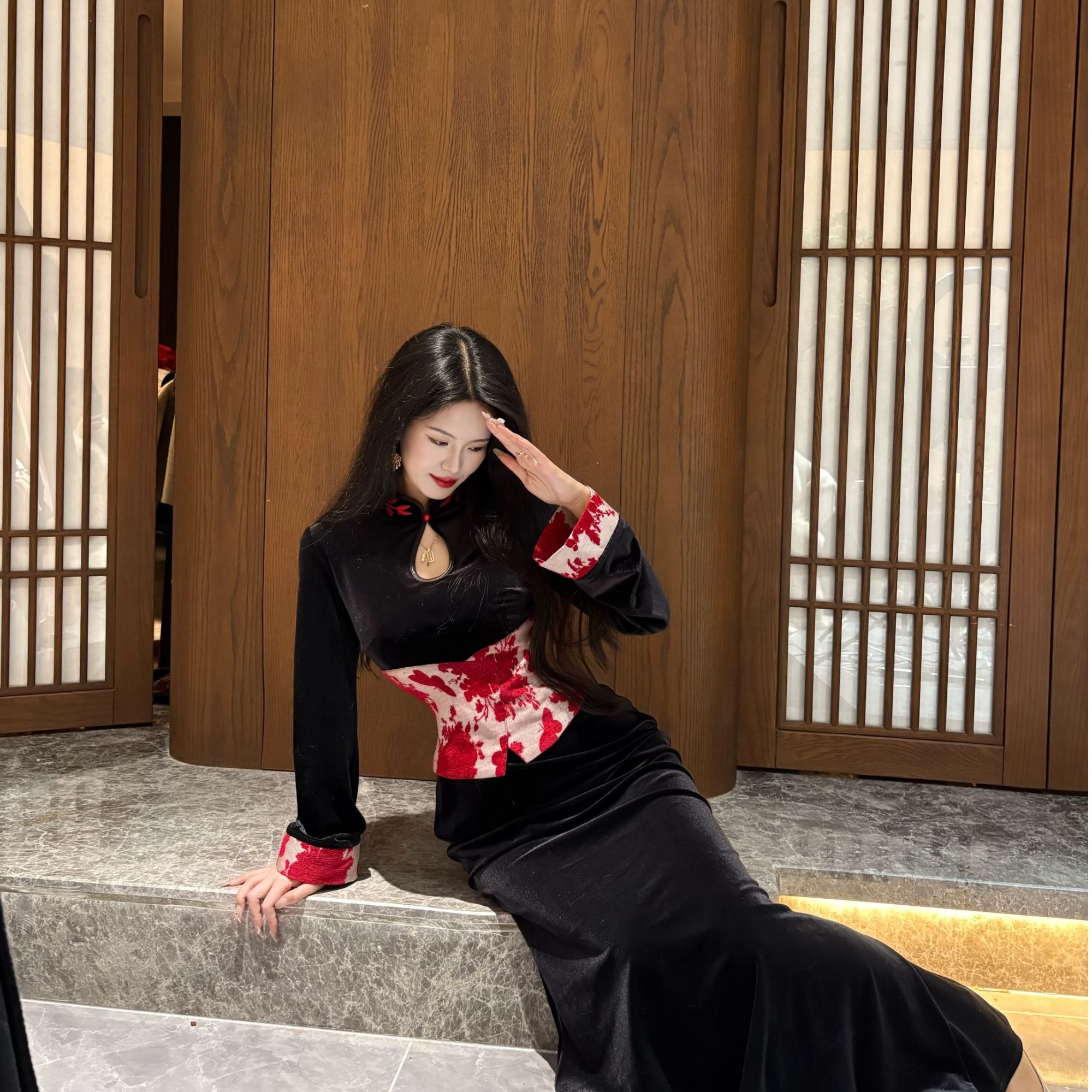 LHMknk1画报夫人原创自制新中式秋季改良丝绒修身旗袍 腰封红梅花