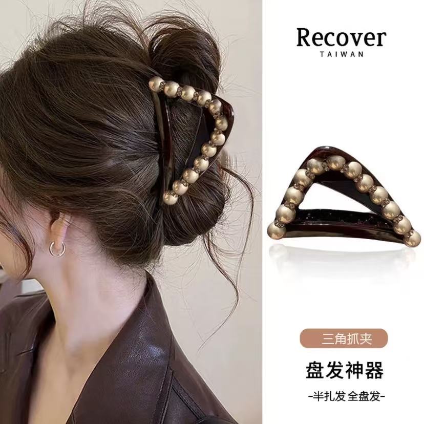 2025新款高级感珍珠三角形抓夹轻奢气质后脑勺盘发鲨鱼发夹