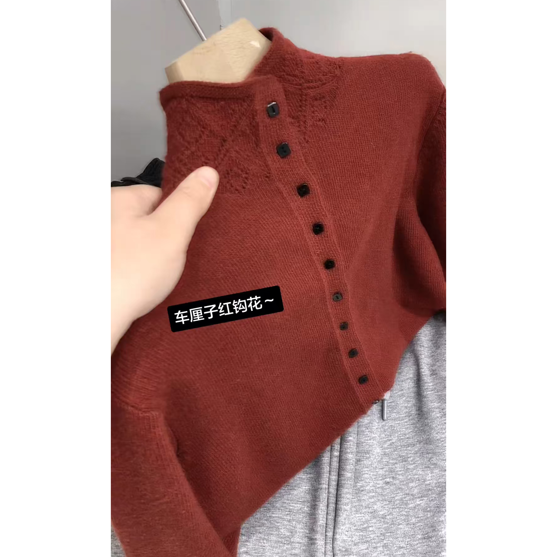 车厘子红色立领钩花设计针织开衫女2025秋冬新款显白气质百搭毛衣