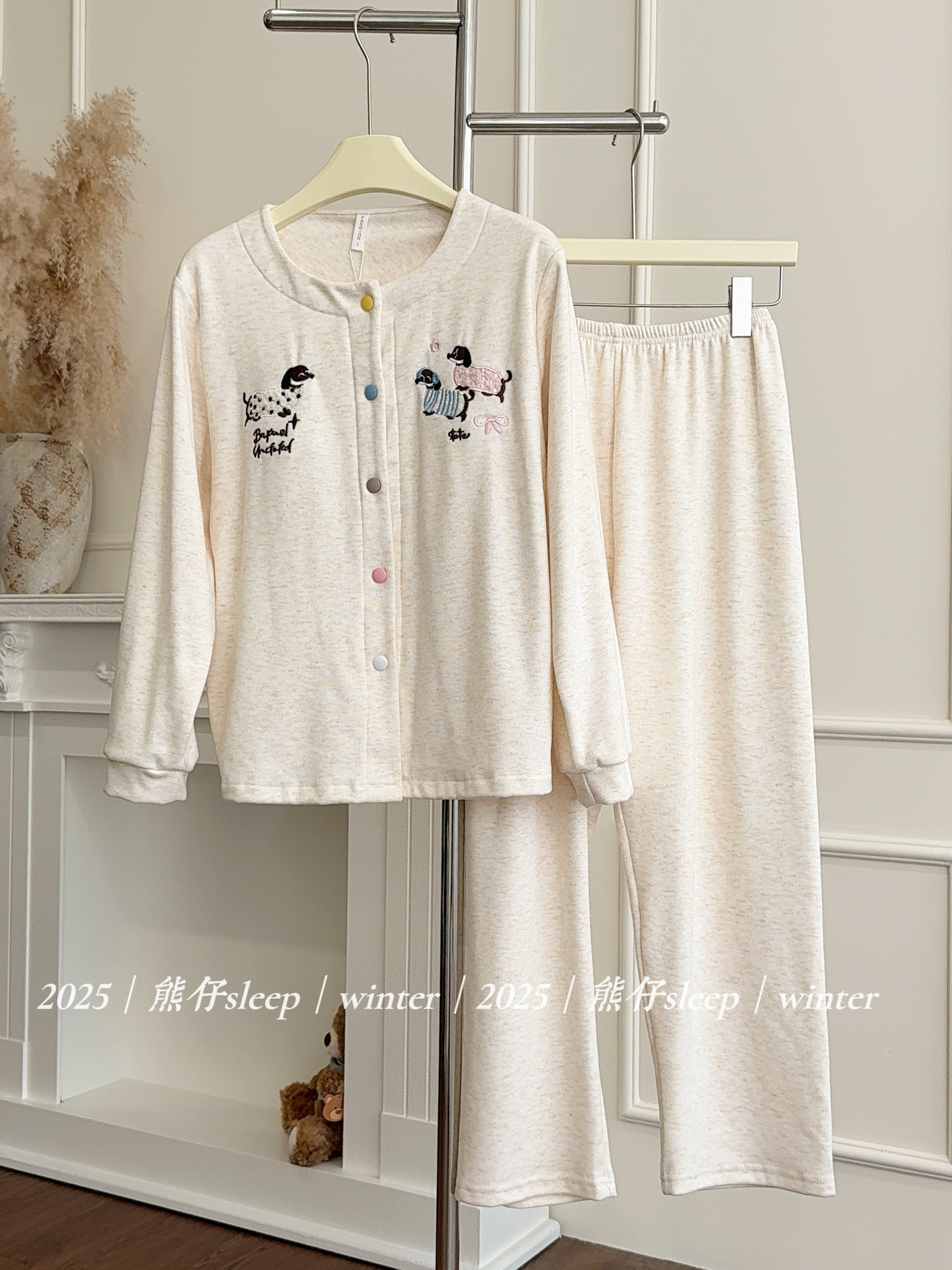 2025新款亲肤羊绒腊肠狗带胸垫甜美刺绣睡衣女秋冬加厚可爱开衫