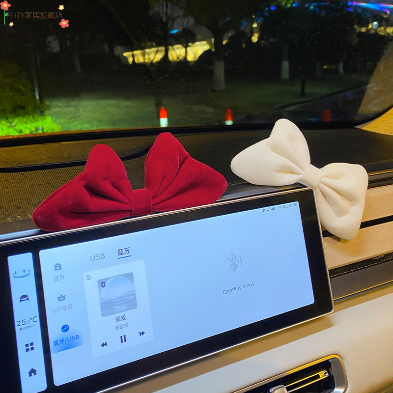 汽车摆件2025新款网红车载中控台女生车饰蝴蝶结车内装饰用品大全