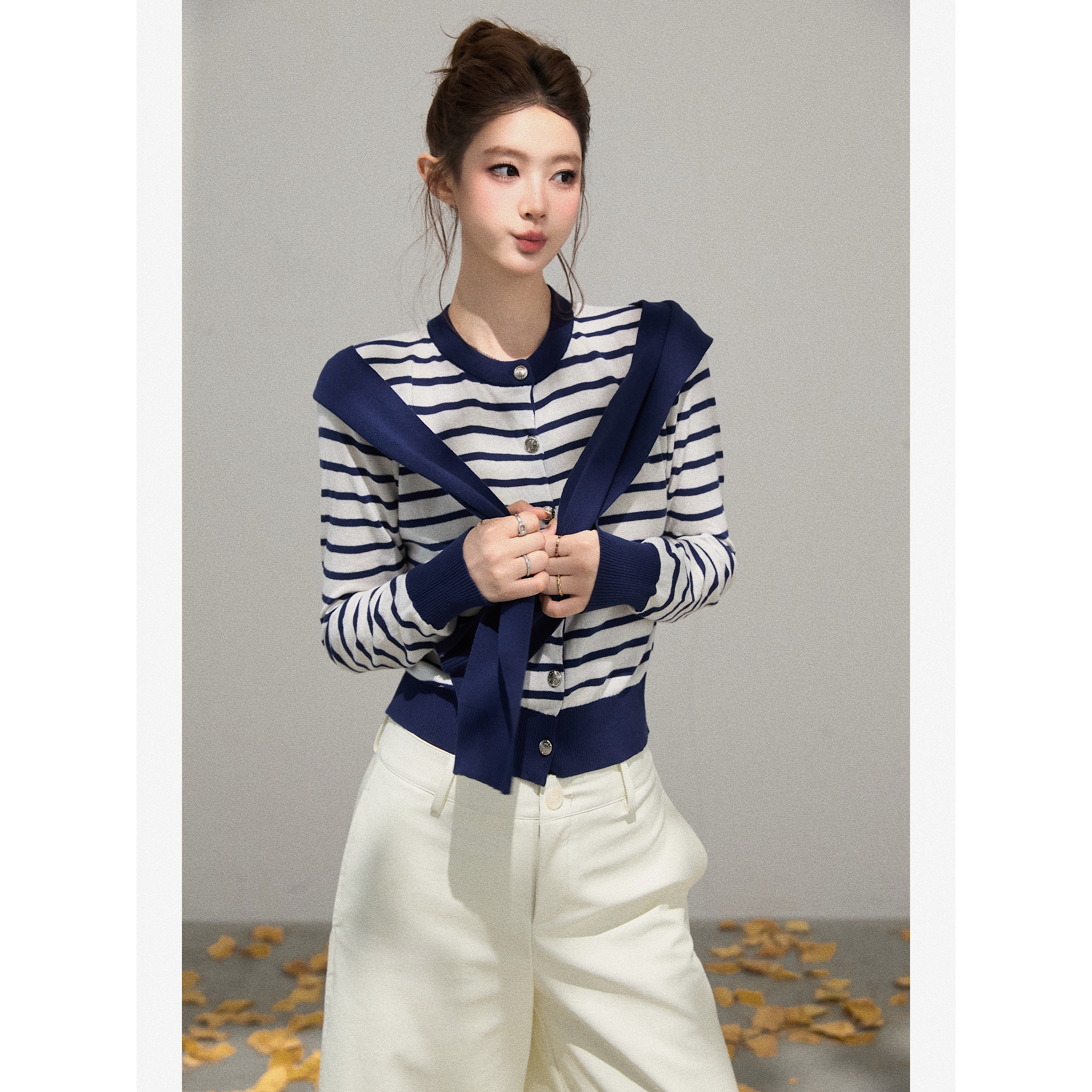 【谢不肉】条纹圆领披肩长袖针织衫女秋韩版休闲设计感开衫50395