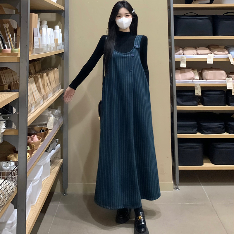 2025新款秋装孕妇装条纹背带裙黑毛衣套装时尚打底外穿宽松