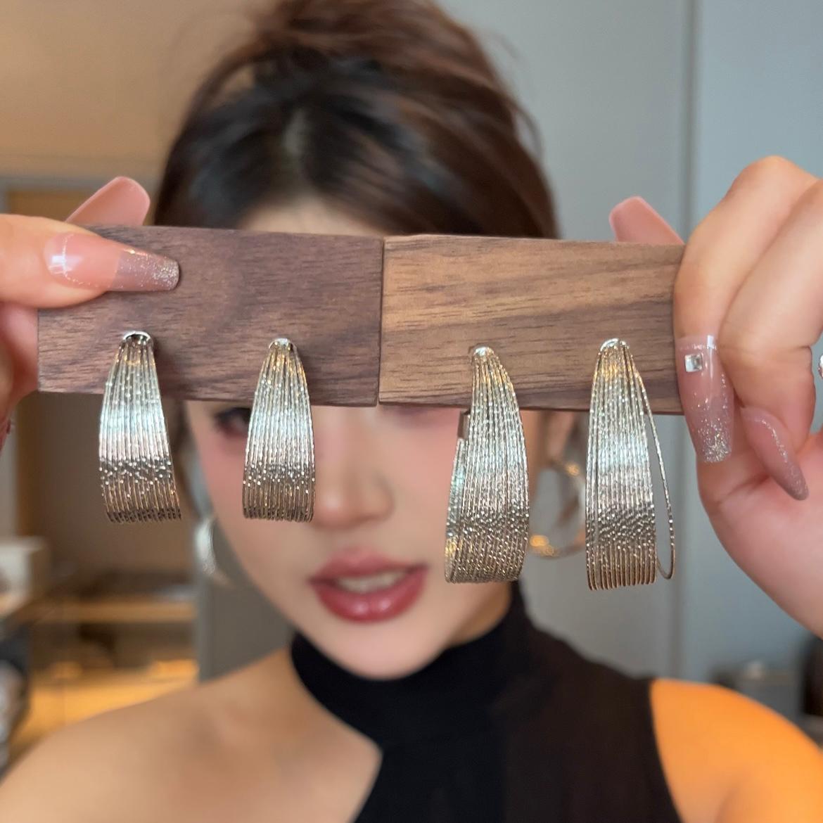 铜合金耳饰 高级感欧美银河瀑布耳圈爆款新款气质耳扣大耳圈耳环