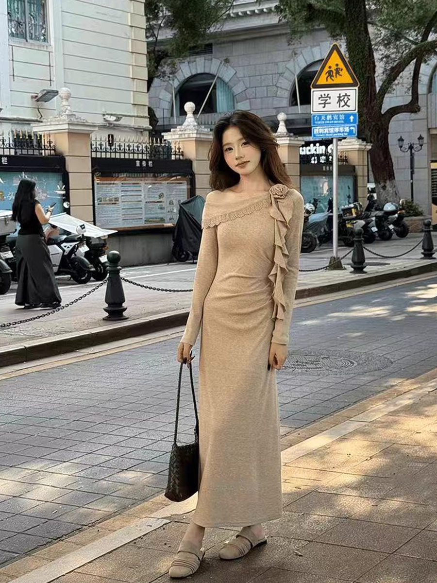 秋季法式气质设计感斜肩飘带修身连衣裙女纯欲辣妹长袖包臀裙