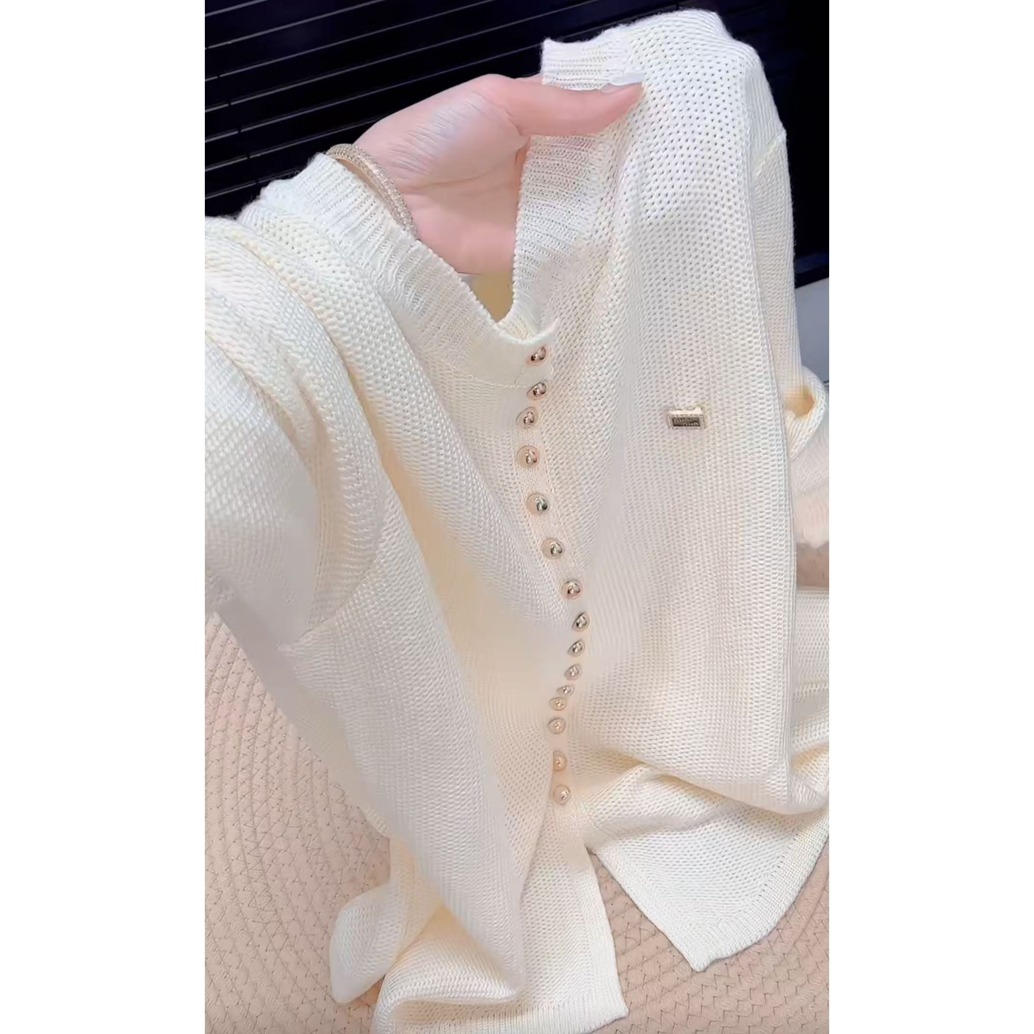 今年流行穿搭2025早秋新款温柔风钉珠排扣毛针织衫休闲风长袖上衣