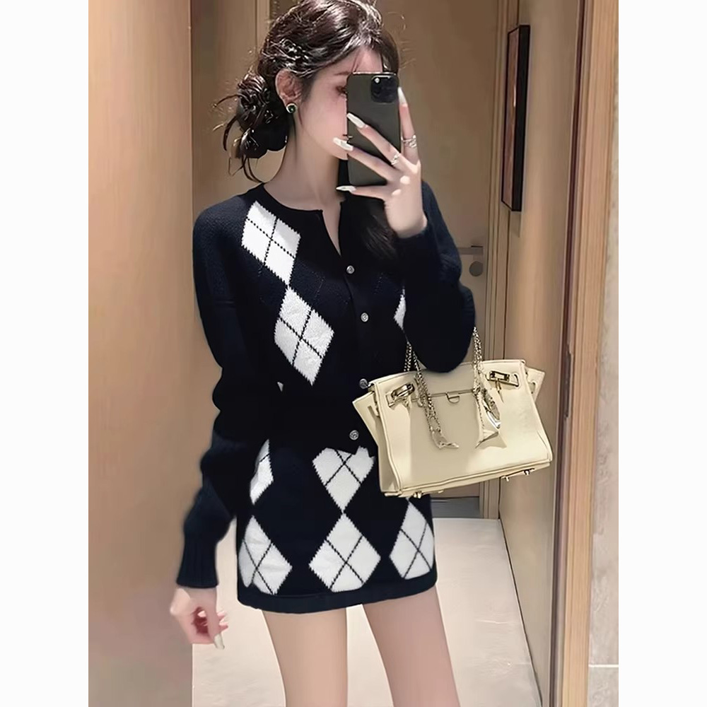 休闲黑色格纹针织套装女2025新款初冬小个子穿搭上衣半身裙两件套