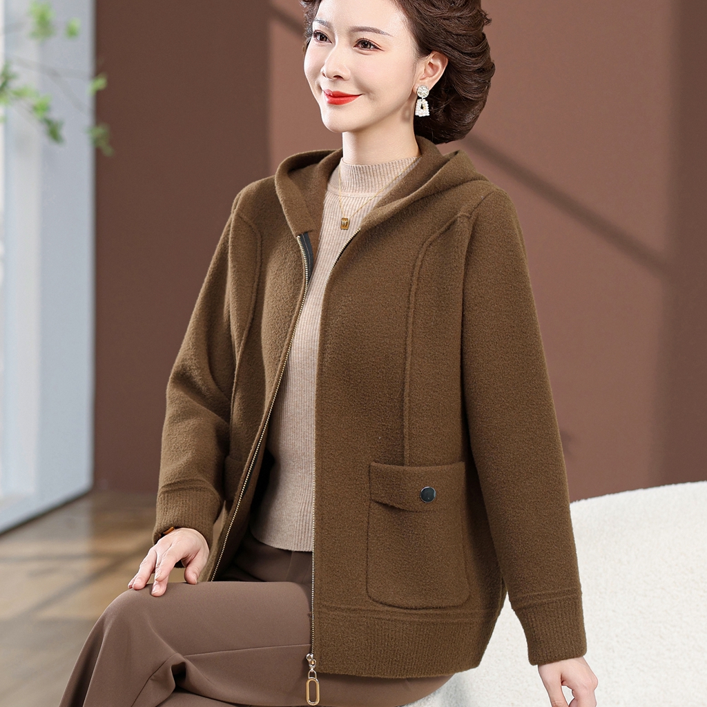 2025新款妈妈秋装连帽外套中老年女大码休闲上衣洋气针织毛衣开衫