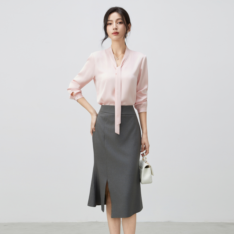 春夏新显白气质粉色醋酸缎面职业通勤优雅V领飘带长袖衬衫女时尚