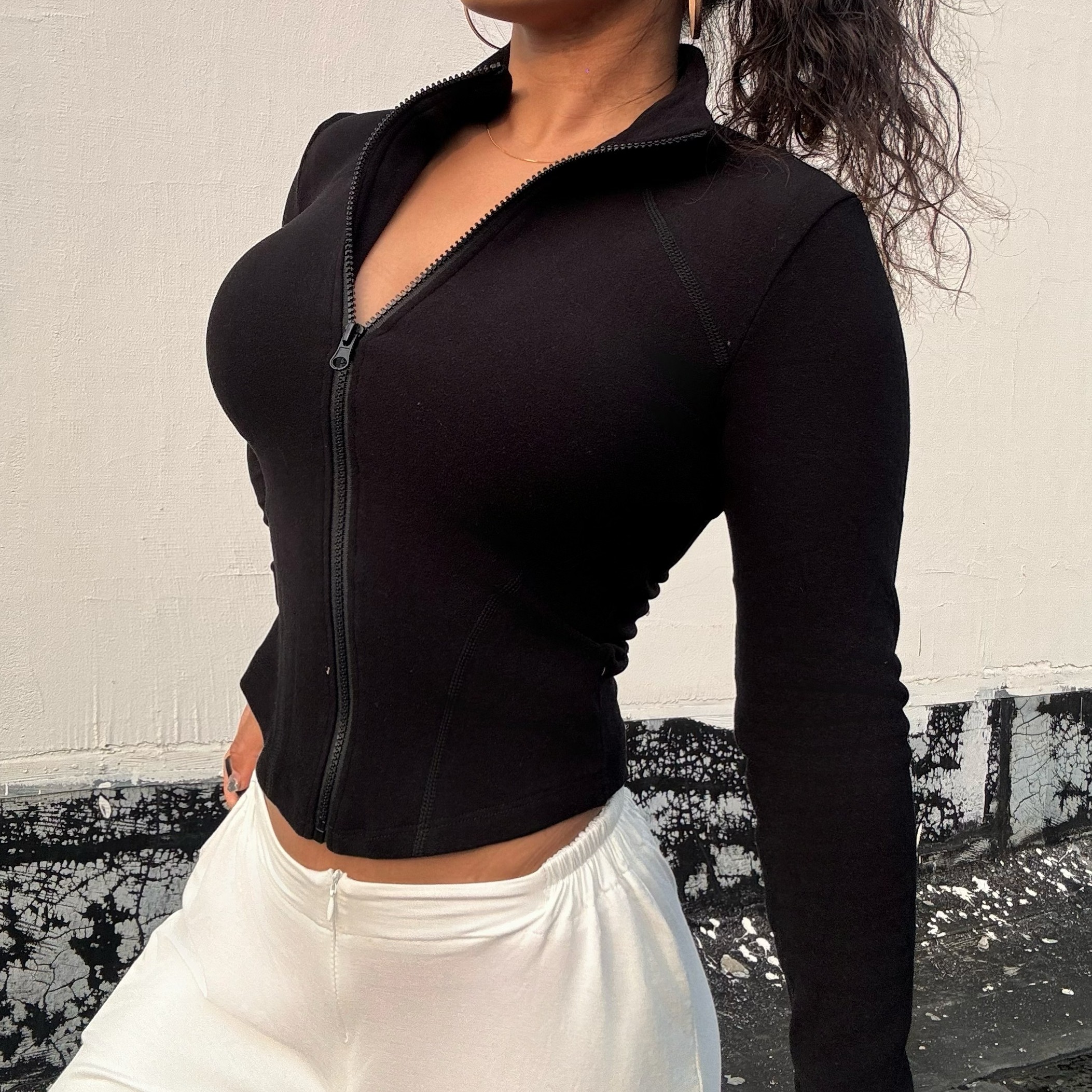 拿铁女孩欧美风时尚修身短款上衣女新款弧形下摆纯色长袖打底衫