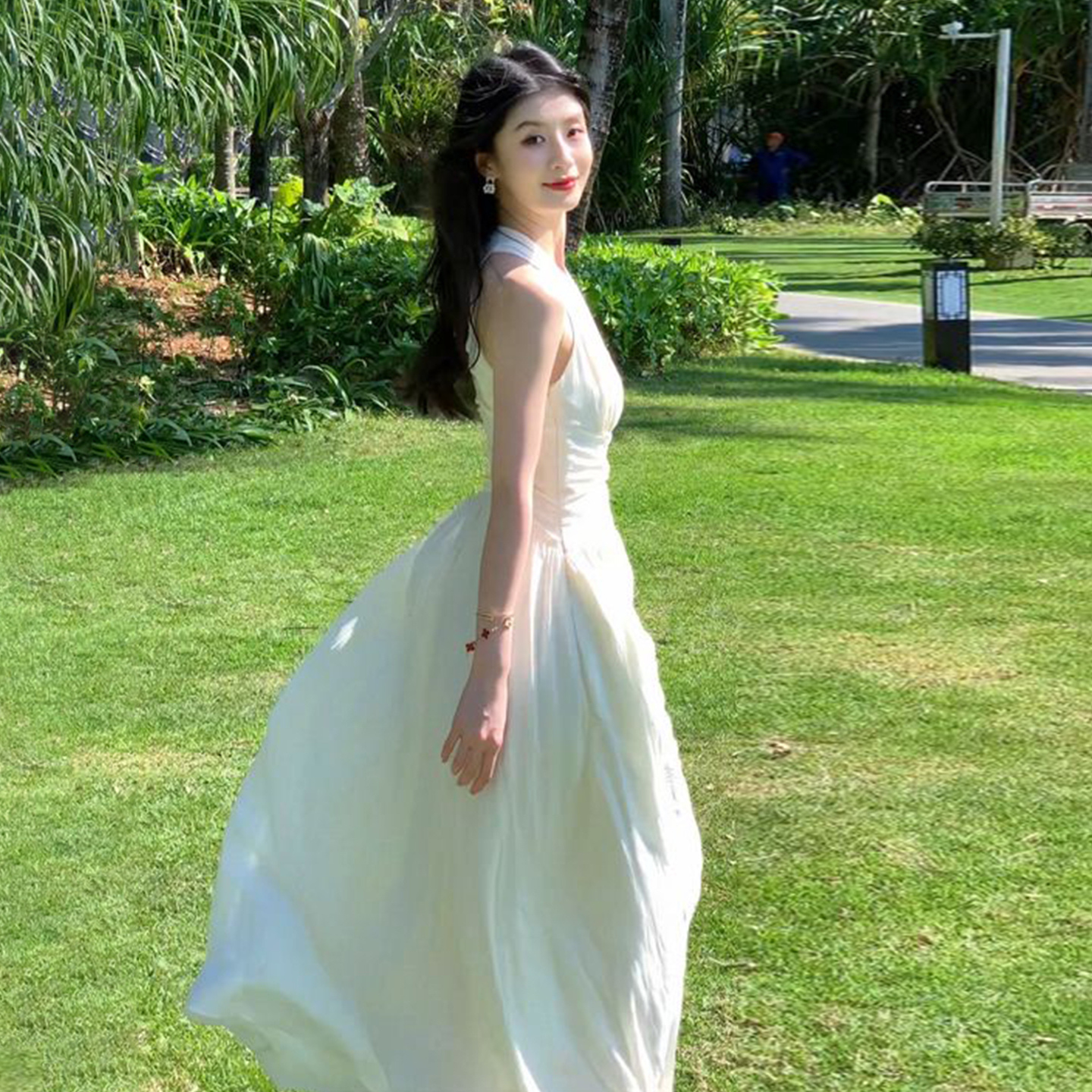 法式气质无袖挂脖v领连衣裙女2025夏季新款绝黑色长款修身连衣裙