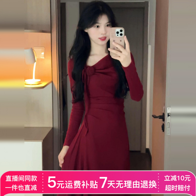秋冬季2026新款法式红色长袖斜肩针织连衣裙子女大衣内搭穿搭长裙