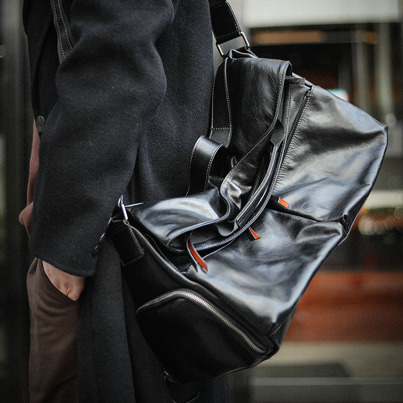 2025新款男士大容量单肩斜挎旅行包真皮轻软手提多口袋运动健身包