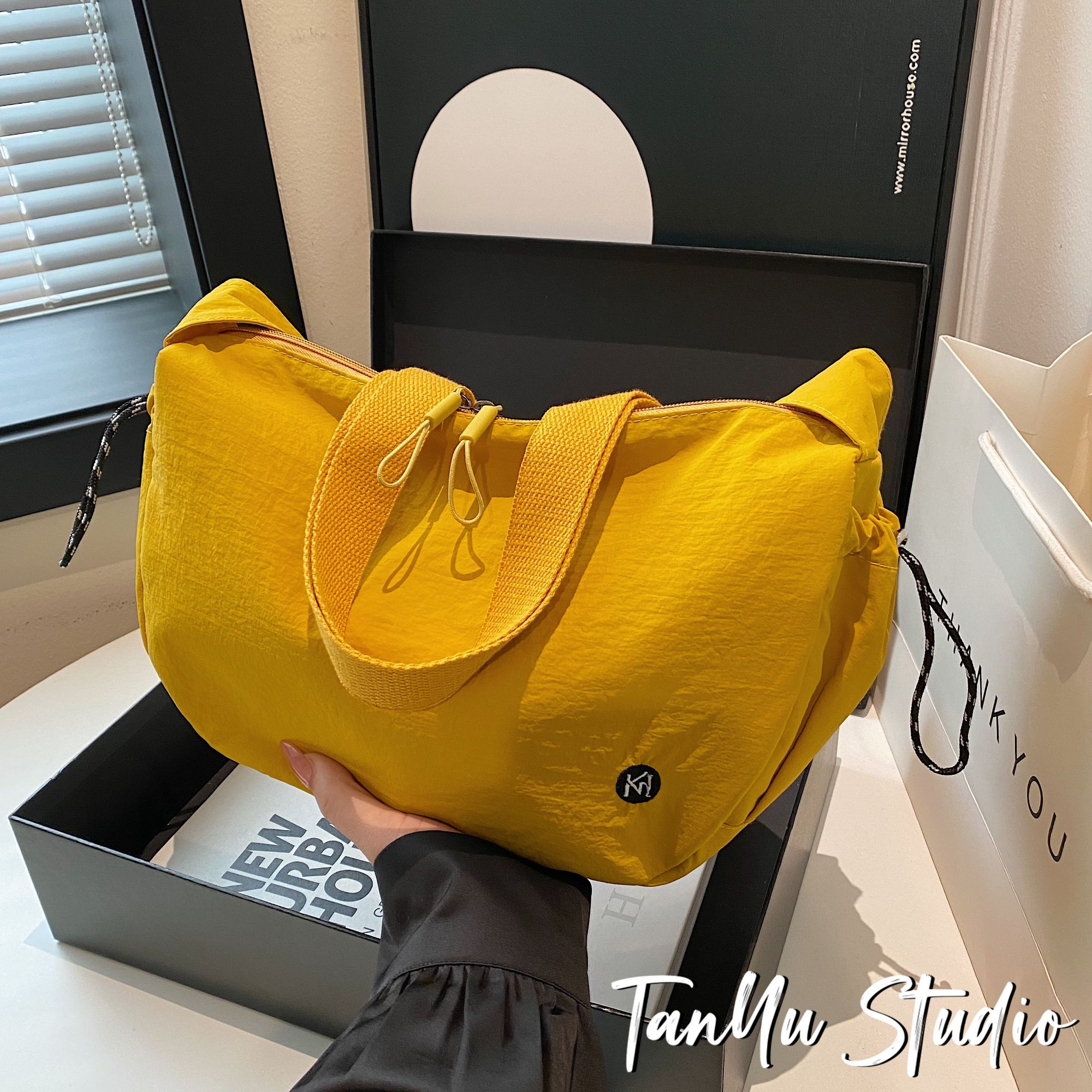 【探屿】超轻便运动斜挎饺子包健身大容量通勤百搭潮流单肩包大容量