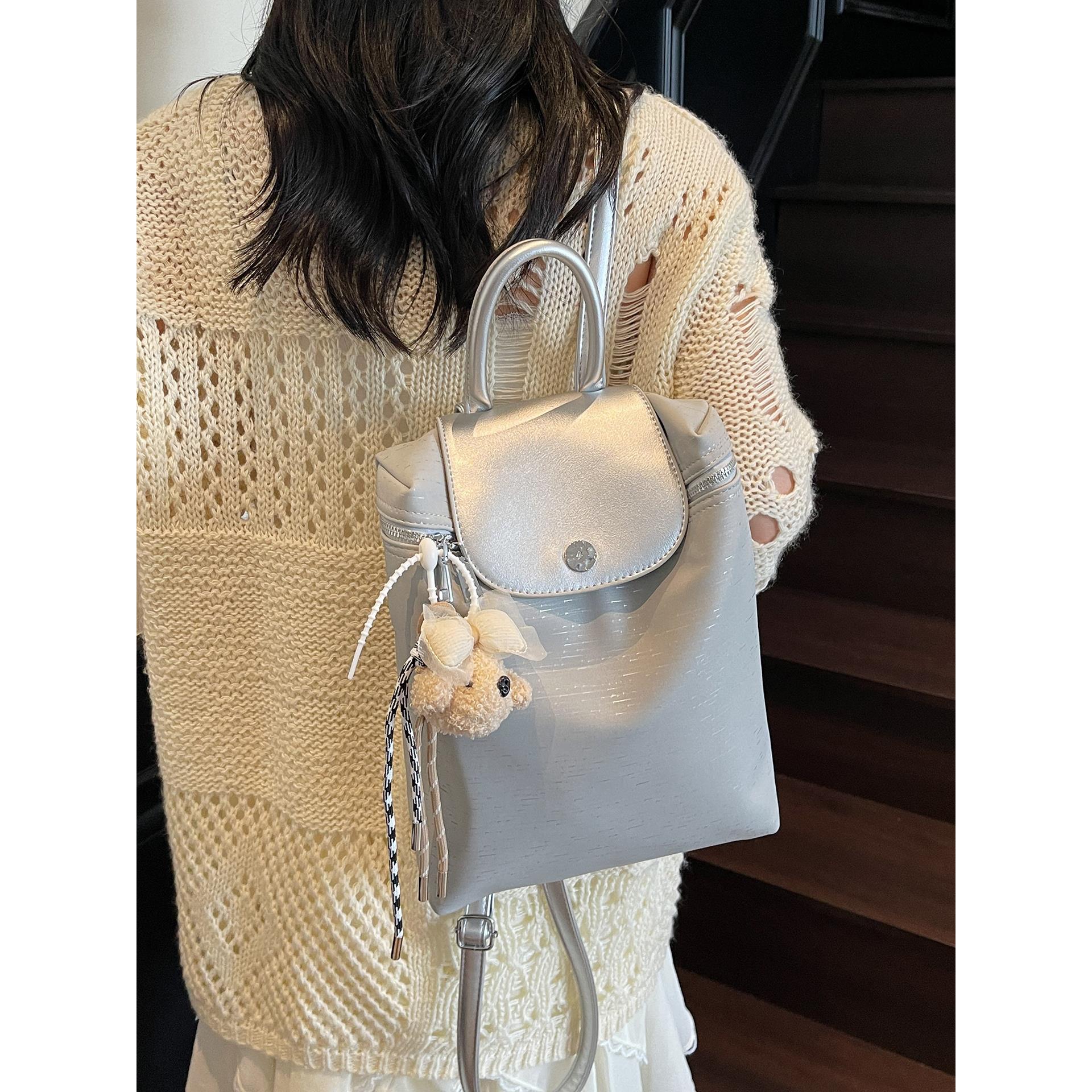 大容量双肩包女休闲韩版学生上课书包户外运动登山包轻便旅游背包