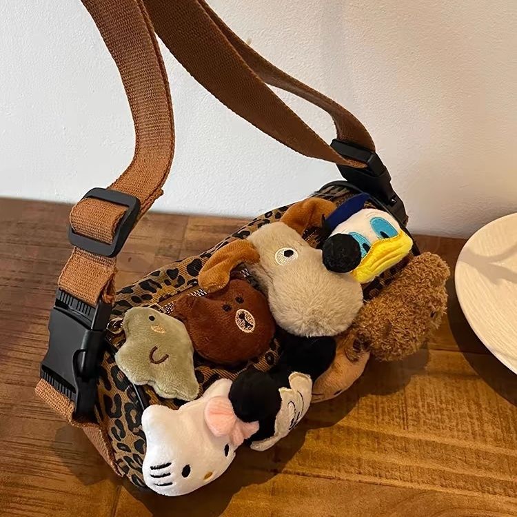 小众设计包包女2025新款夏季流行豹纹帆布斜挎包卡通玩偶圆筒包LQ