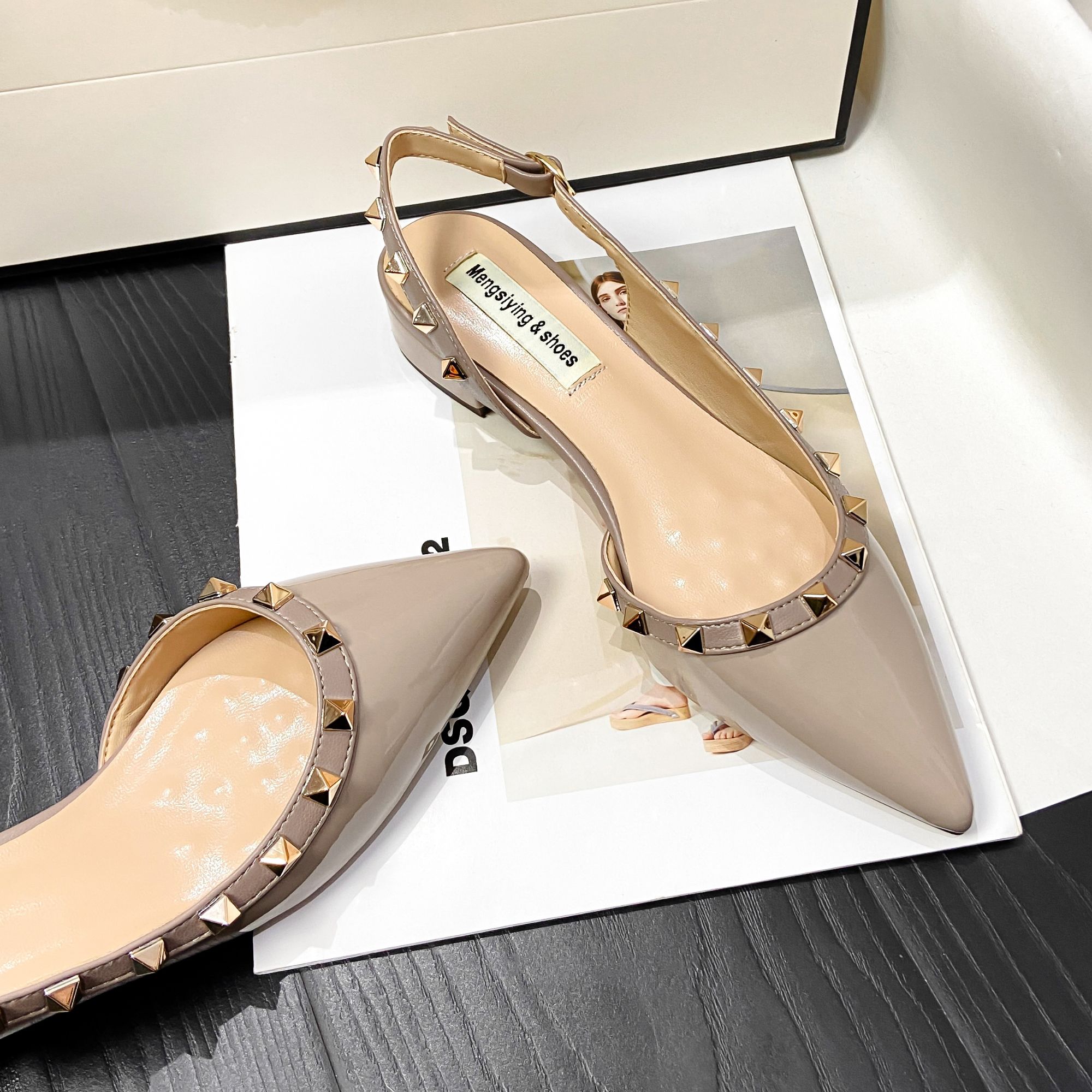 2025年新款铆钉一字带扣中跟春包头尖头气质粗跟柳丁鞋尖头单鞋女