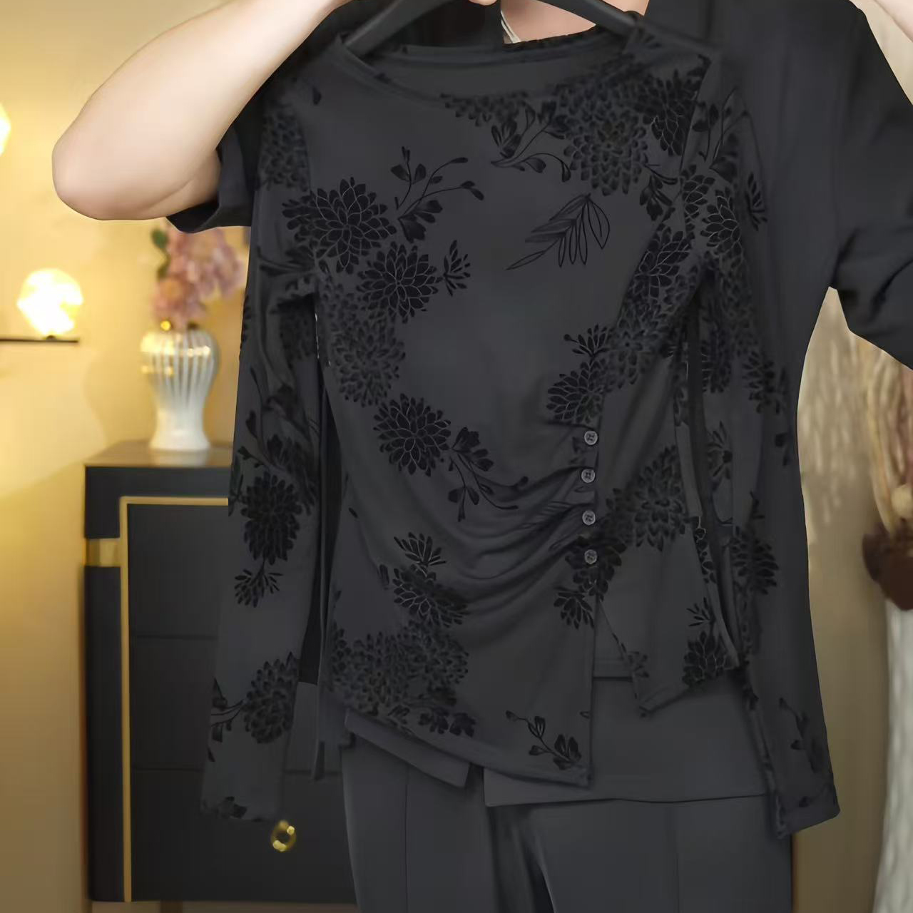 【钮扣秘语】2025秋冬季新款碎花植绒长袖T恤女显瘦打底衫气质上衣