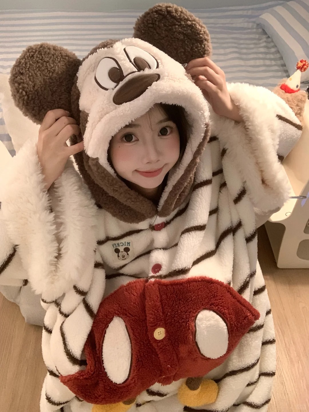卡通米奇连帽睡袍珊瑚绒睡衣女款秋冬新款加绒加厚保暖外穿家居服