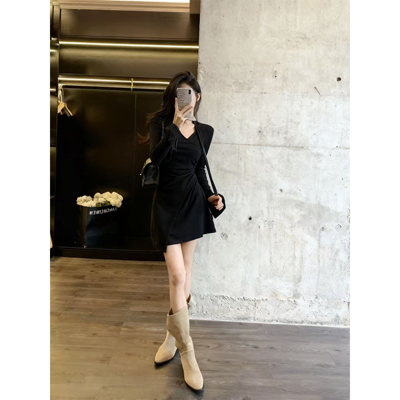 连衣裙女法式高级感长袖秋季纯欲风修身裙子v领收腰性感包臀短裙