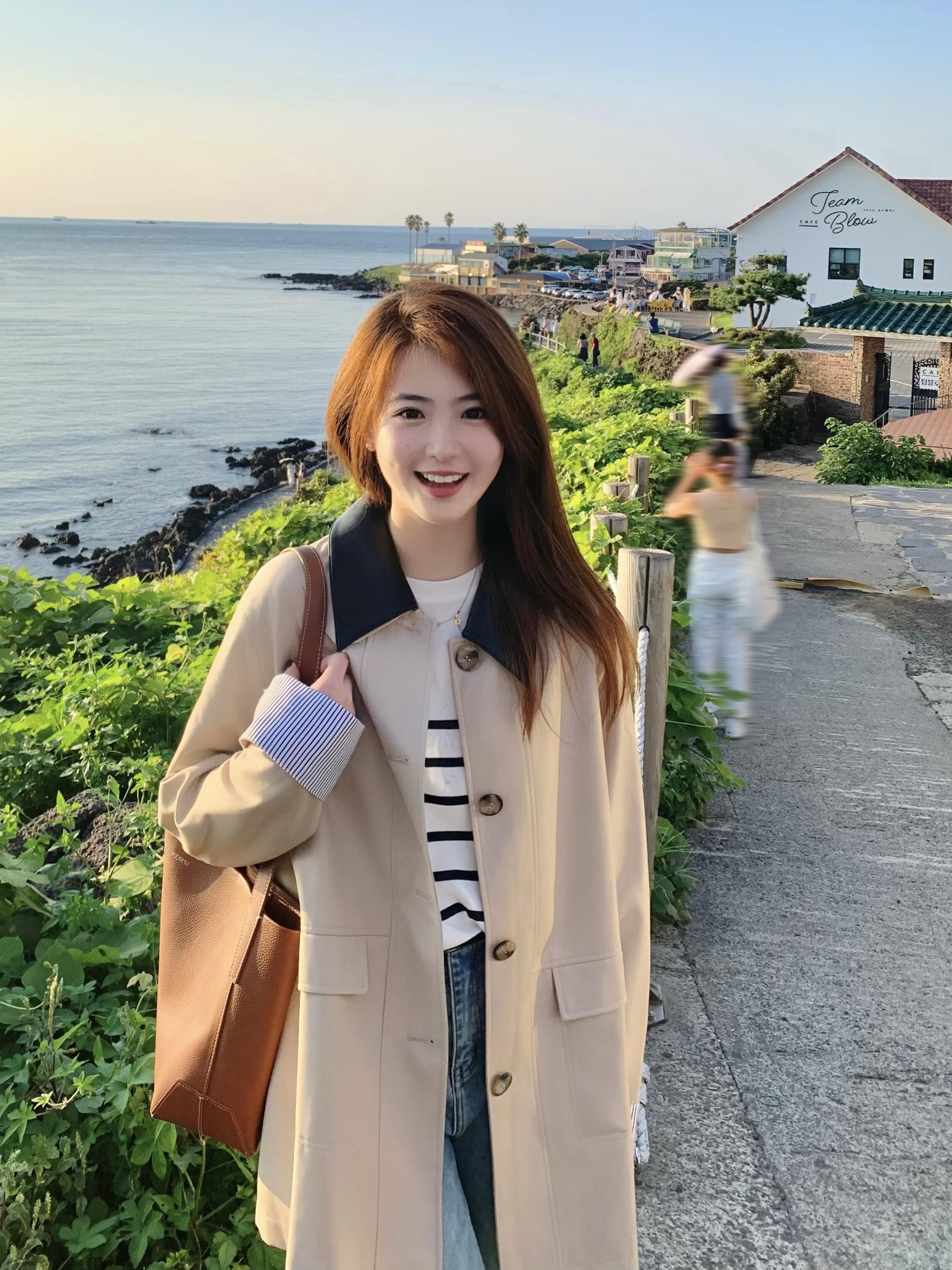 【济州岛】秋冬韩系薄款女常规款卡其色风衣女条纹打底衫蓝色牛仔裤