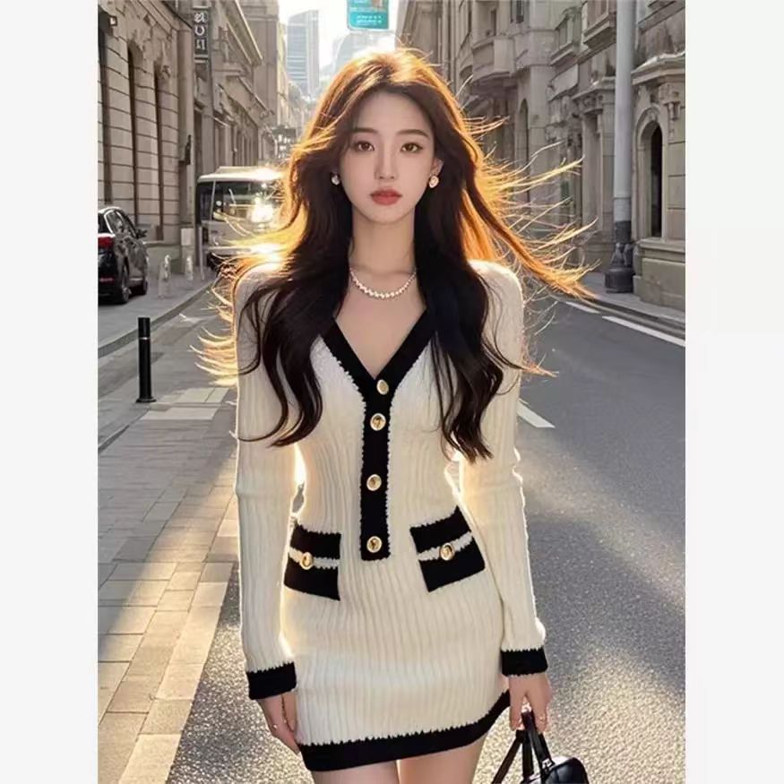 小香风针织连衣裙女2025秋冬撞色V领气质收腰显瘦包臀裙子打底