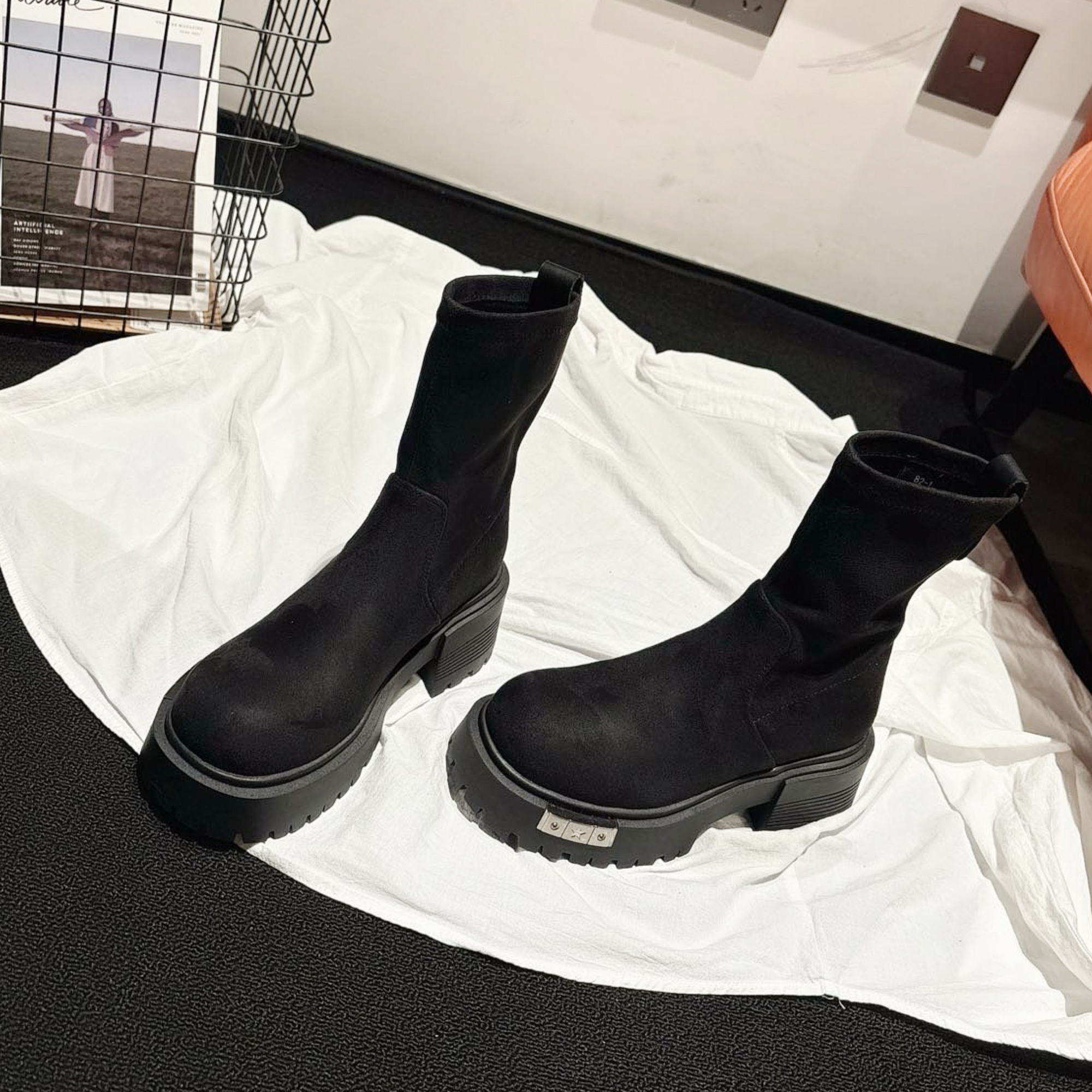 韩国单~粗高跟微弹力绒瘦瘦靴女2025秋冬新款显瘦短靴ins风时装靴