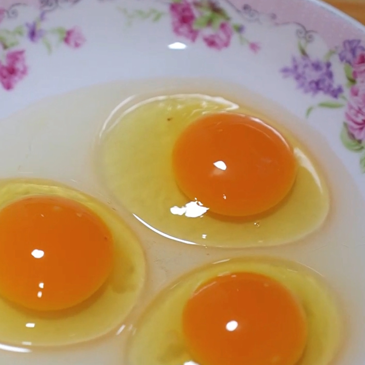 汕尾本土灵芝五谷鲜鸡蛋饱满营养均衡