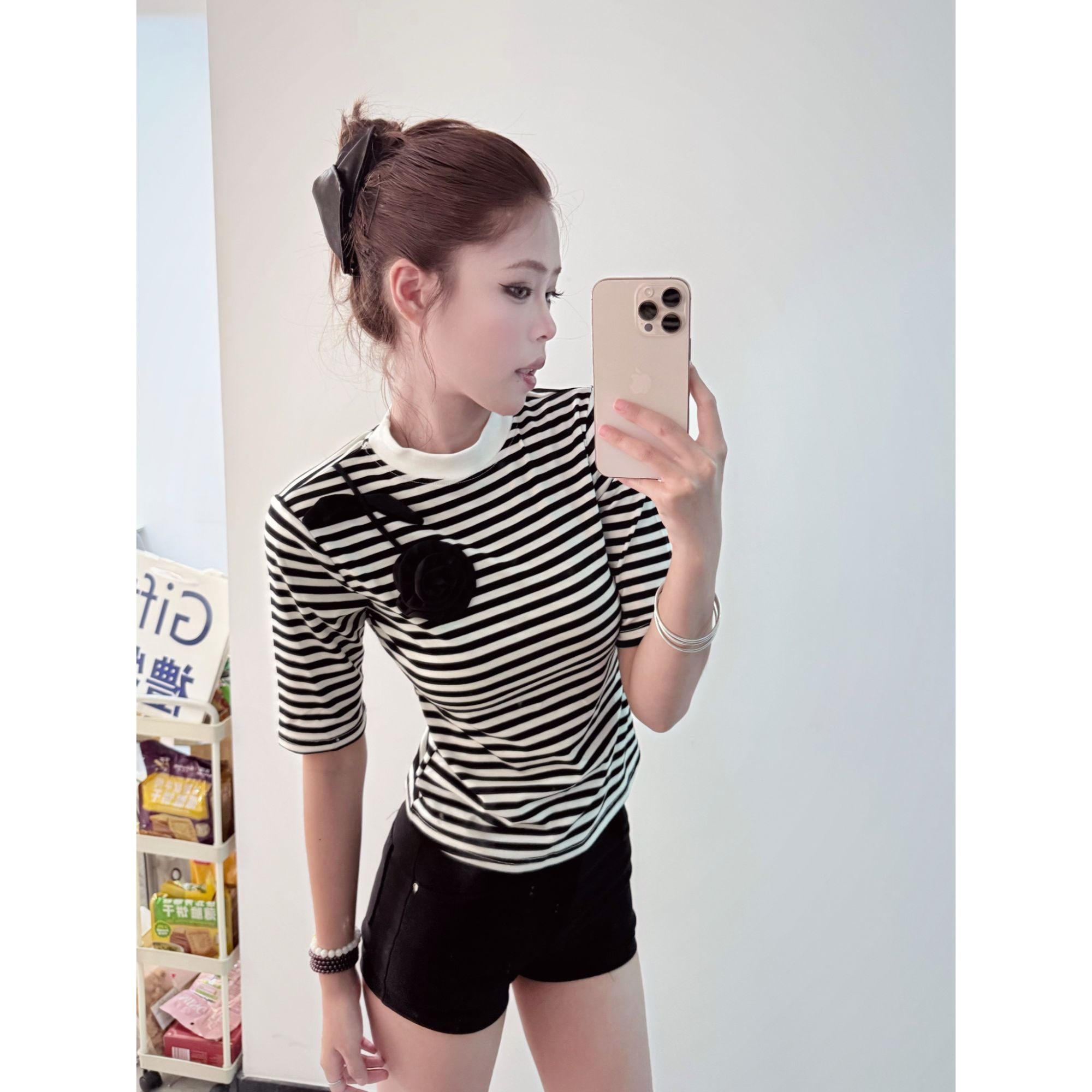 2025早秋法式领口花朵装饰常规款圆领中袖时尚显瘦休闲纯色女9088
