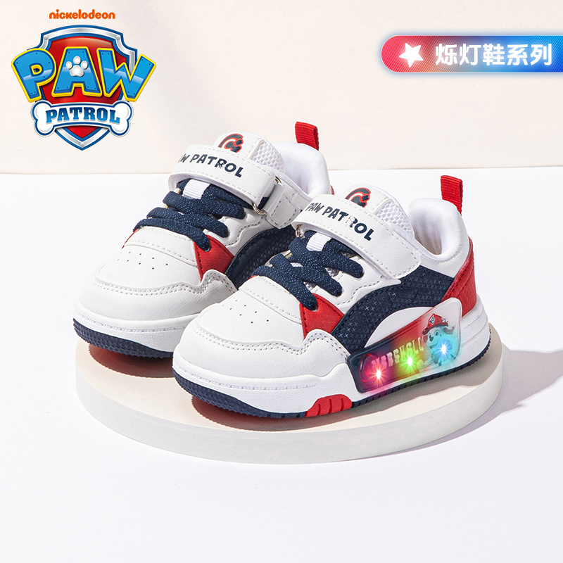 汪汪队儿童鞋子闪灯发光2025年秋季新款百搭休闲板鞋男童轻便软底