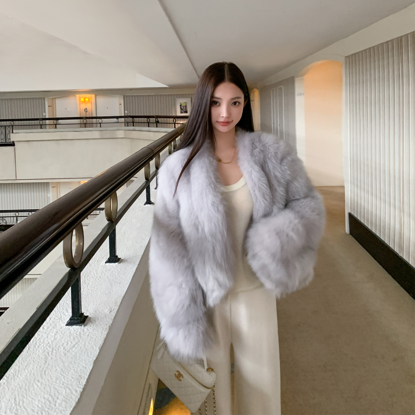 香芋奶昔2025年新款秋冬狐狸毛皮草外套女短款年轻款V领毛毛大衣