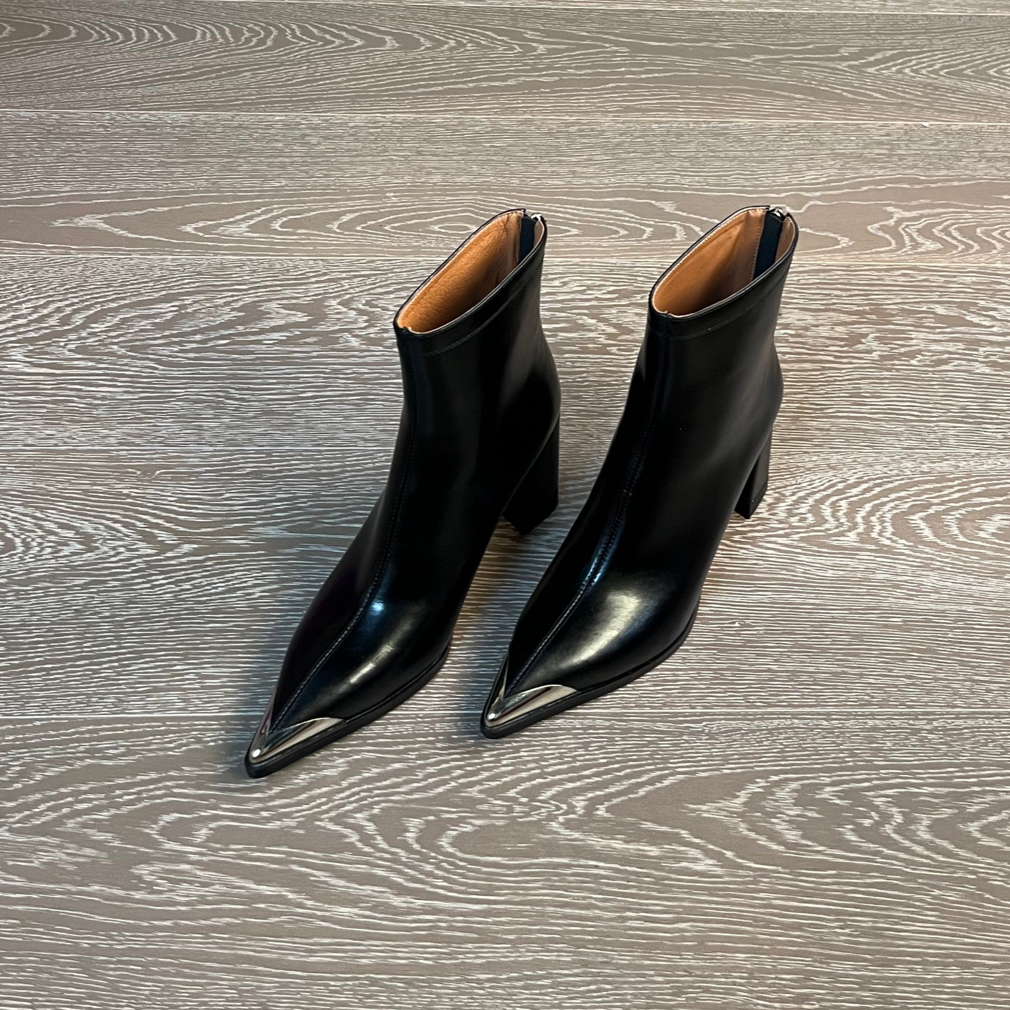 7.5CM牛皮时尚高端尖头女鞋时装靴高跟短靴瘦瘦靴单里轻奢百搭鞋