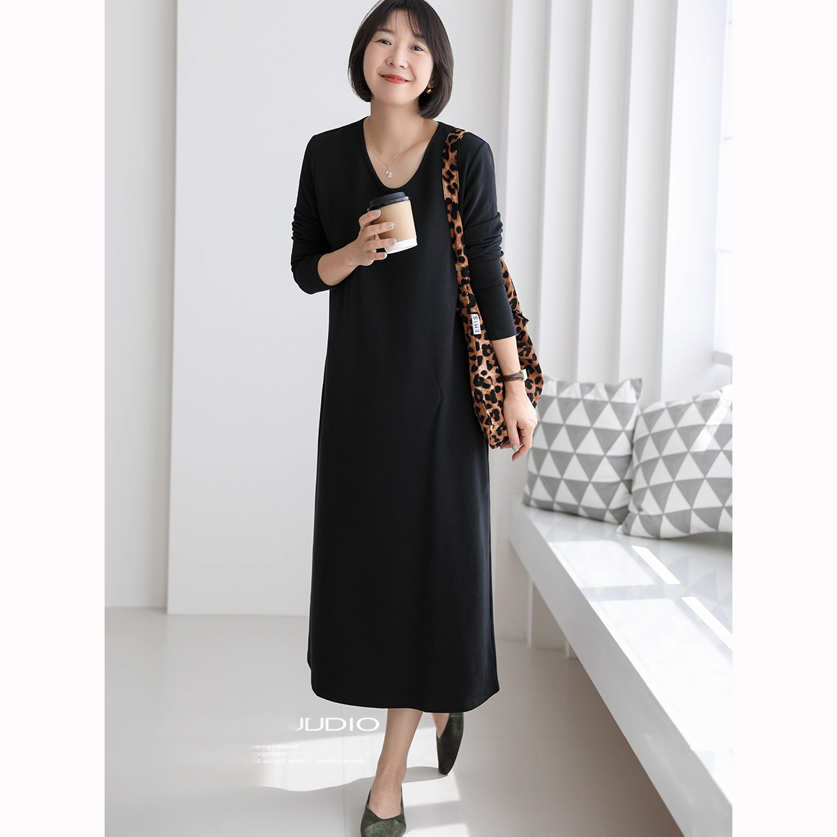 秋季上新设计感V领长裙独特极简显瘦纸片人row风连衣裙长袖连衣裙