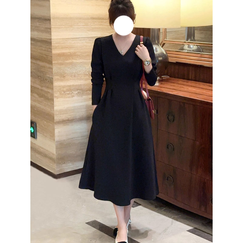 法式赫本风简约高级感v领连衣裙女2025秋季新款修身显瘦长款a字裙