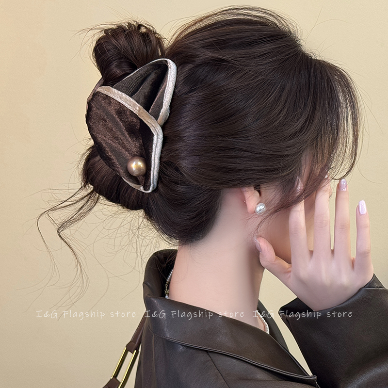 复古丝绒珍珠三角抓夹2025新款高级感大号鲨鱼夹女后脑勺盘发夹子