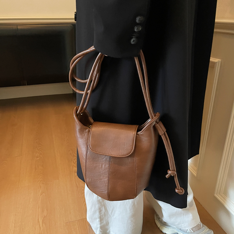 水桶包文艺风韩式可折叠斜挎包磁扣一体款包盖千金风