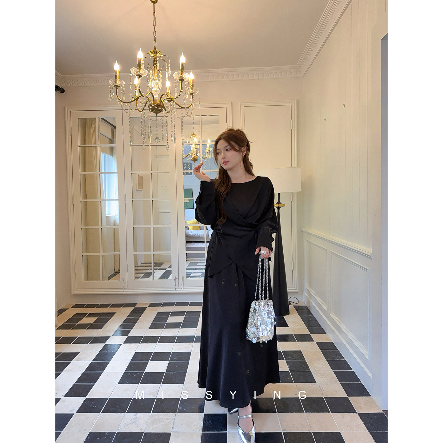 应小姐【杜塞画廊】微胖大码初秋韩版显瘦气质款缎面上衣+半裙套装