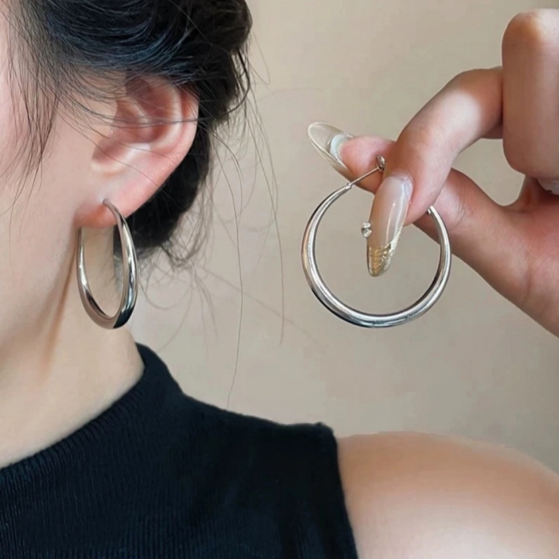 铜合金耳饰 秋冬上新银色金属气质清冷淡风圆脸必备素圈耳环8011